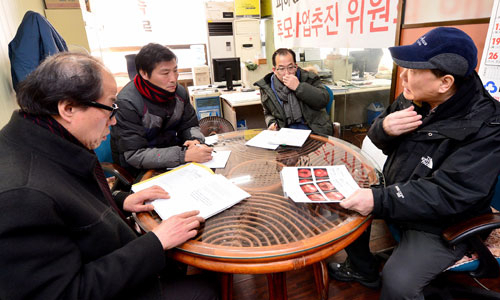 10일 오후 중구 대구지하철참사부상자대책위 사무실에서 부상자들이 대책회의를 하고 있다. 김영진 기자 kyjmaeil@msnet.co.kr
