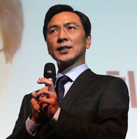 안희정 충남지사의 지지도가 가파른 상승세를 나타내자 다른 대권주자들의 견제와 관심이 크게 높아지고 있다. 일부 주자는 안 지사를 깎아내리기도 하고, 일부 주자는 문재인 전 더불어민주당 대표를 견제하기 위해 안 지사를 상대적으로 치켜세우기도 하고 있다. 연합뉴스