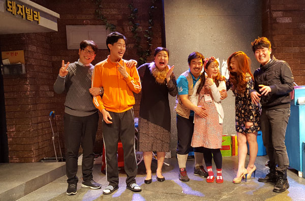 대구국제오페라오케스트라(디오)와 극단 돼지는 대구산 문화콘텐츠가 전국적 경쟁력을 갖출 수 있음을 증명하고 있다. 새로운 패러다임의 민간단체 육성정책은 직업예술인을 꿈꾸는 청년예술인들에게 희망이 될 수 있다. 사진은 디오 단원들과 극단 돼지의 공연 모습. 매일신문 DB