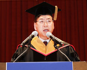 서길수 영남대 제15대 총장이 취임사를 하고 있다.