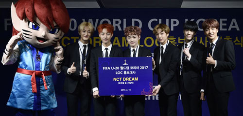 (왼쪽부터)대회 마스코트인 차오르미와 NCT드림의 마크, 런쥔, 천러, 지성, 제노, 해찬. 대한축구협회 제공