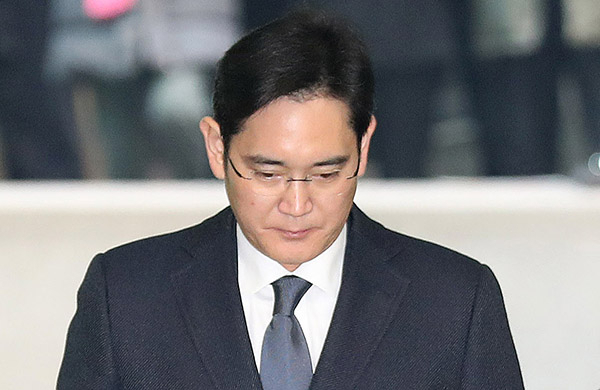 이재용 삼성전자 부회장의 구속 여부를 결정할 영장실질심사가 16일 열리면서 영장심사를 맡은 한정석 서울중앙지법 영장전담 판사에 대해 관심이 모아지고 있다. 연합뉴스