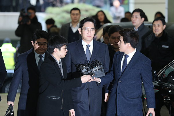뇌물공여 등 혐의를 받는 이재용 삼성전자 부회장이 두 번째 구속영장 심사를 앞둔 16일 오전 서울 대치동 특별검사 사무실에 도착하고 있다. 연합뉴스