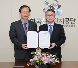 한국산업단지공단 황규연(왼쪽) 이사장은 17일 캠코 문창용 사장과 산업단지 입주기업 지원을 위한 업무협약을 체결했다. 한국산업단지공단 제공