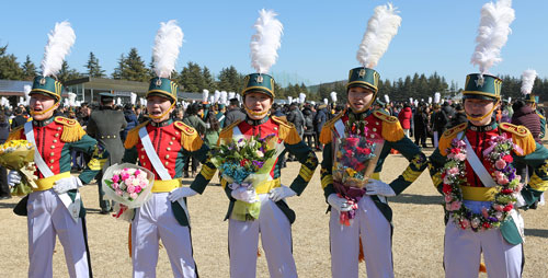 육군3사관학교 54기 여생도들이 18일 입학식에 참석한 부모 앞에서 군가를 씩씩하게 부르고 있다. 육군3사관학교 제공