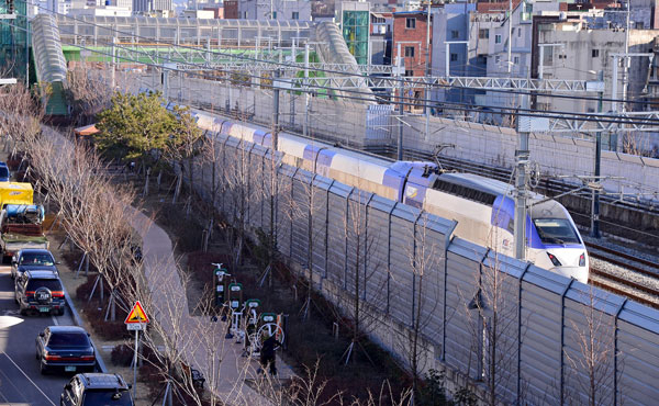 고속철도 주변 도로가 시민 휴식공간으로 탈바꿈하고 있다. 20일 대구 서구 비산동 철도변이 녹지와 운동시설로 조성돼 있다. 김영진 기자 kyjmaeil@msnet.co.kr