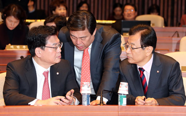 정우택(왼쪽) 자유한국당 원내대표가 20일 오전 국회에서 열린 의원총회에서 김선동(가운데) 원내수석부대표, 이현재 정책위의장과 얘기를 나누고 있다. 이날 의총에서는 대통령 4년 중임제를 채택하고 대통령 결선투표제를 도입하는 내용을 골자로 한 한국당 개헌특위의 헌법 개정안에 대해 다양한 논의가 벌어졌다. 연합뉴스