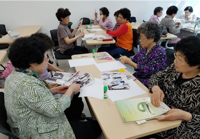 기억을 두드리는 두뇌교실에서는 미술치료와 원예치료를 통해 심리적 안정감을 도모한다. 고산노인복지관 제공