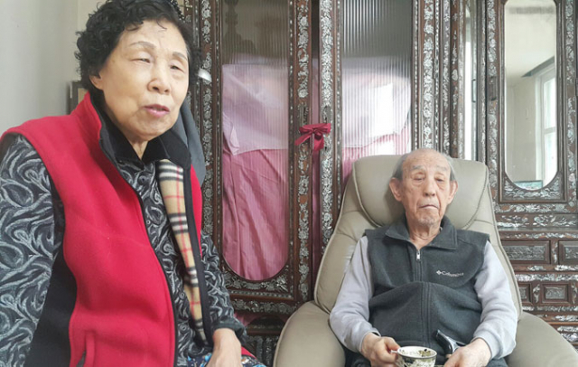 이경옥 씨는 남편 권영신 씨를 간병하는 일이 힘들지만 함께 살 수 있어 든든하다고 한다.