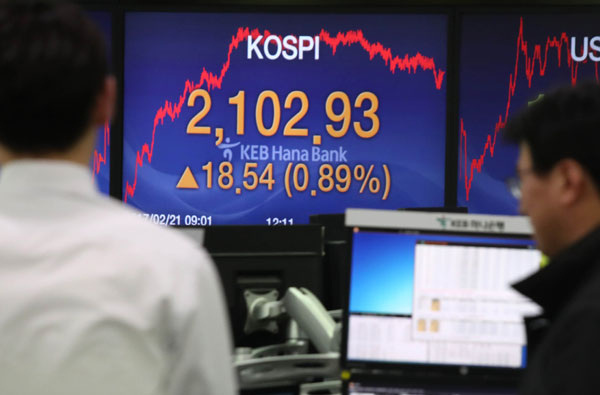 코스피가 19개월 만에 2,100선을 돌파한 21일 오후 서울 중구 을지로 KEB하나은행 본점 딜링룸에서 딜러들이 업무를 보고 있다. 이날 코스피는 18.54포인트 오른 2,102.93으로 장을 마감했다. 연합뉴스