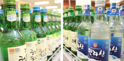 21일 대구 수성구 이마트 만촌점에 진열된 소주병들. 병목에 빈병 보증금 인상 대상임을 손쉽게 식별할 수 있는 목 상표가 부착돼 있다. 이마트 제공