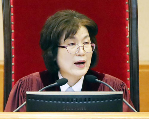 22일 오전 서울 종로구 재동 헌법재판소에서 열린 탄핵심판 16차 변론에서 이정미 헌법재판소장 권한대행이 발언하고 있다. 이 권한대행은 이날 탄핵심판 주심인 강일원 재판관을 향해 대통령 측 대리인이 