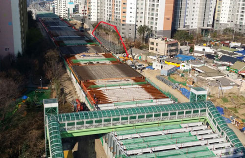 경부고속철도 대구 도심 구간인 대구 동구 신천동 신천가람아파트~송라주택 복개 공사 사진.