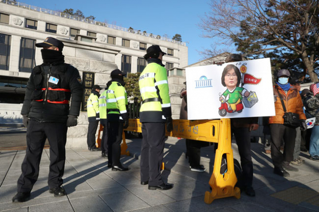 24일 오전 서울 종로구 재동 헌법재판소 앞에서 열린 보수단체의 탄핵반대 집회에서 경찰들이 만일의 사태에 대비해 경비를 서고 있다. 한편 경찰은 박근혜 대통령 탄핵심판 사건의 공방이 거세지며 이를 심리하는 헌법재판관의 신변보호를 위해 최근 