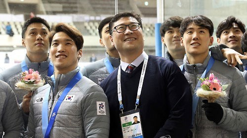 26일 일본 삿포로 츠키사무 체육관에서 열린 2017 삿포로 동계아시안게임 남자 아이스하키 시상식에서 은메달을 수상한 선수들과 백지선 감독이 기념사진을 찍고 있다.