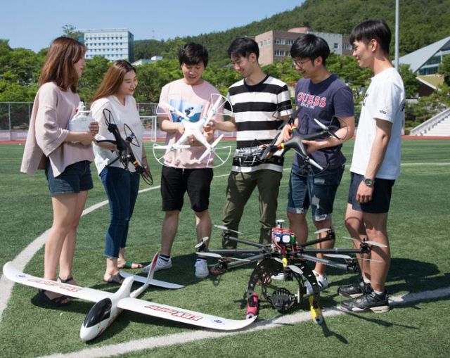 지역 대학들이 차세대 산업 기술로 떠오른 드론 관련 학과 개설을 서두르고 있다. 드론 비행 실습을 하고 있는 대학생들. 경운대 제공