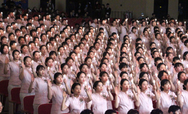 희생과 봉사로 최선을 다할 것을 선서하는 대구과학대 간호학과 3학년 학생들.