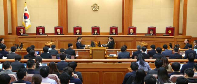 27일 오후 서울 종로구 헌법재판소에서 열린 박근혜 대통령 탄핵심판사건 최종변론기일에서 이정미 헌법재판소장 권한대행 등 재판관들이 변론을 진행하고 있다. 연합뉴스