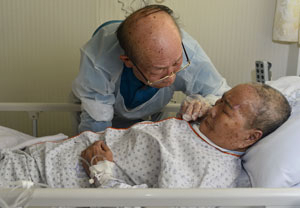 서장수(가명) 씨가 병실에 누워 있는 아내 하미자(가명) 씨를 바라보며 하염없이 눈물을 흘리고 있다. 성일권 기자 sungig@msnet.co.kr