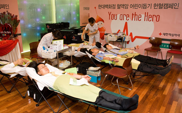 현대백화점그룹은 매년 대구점을 비롯한 15개 전 지점을 통해 단일기업 사상 최대 규모의 헌혈 캠페인을 진행하며 지난 2004년부터 13년간 