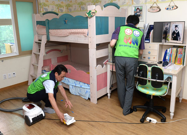 한전기술 참사랑봉사단이 결연시설인 김천시 임마누엘 영육아원에서 청소 봉사활동을 하고 있다. 한국전력기술 제공