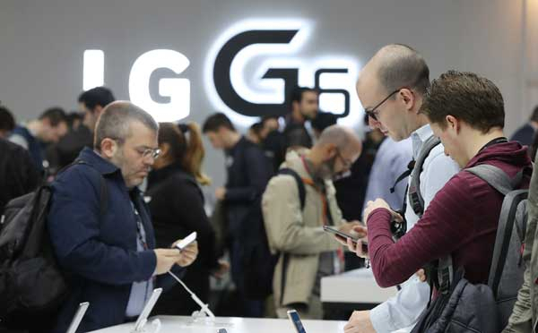 MWC 2017이 27일 스페인 바르셀로나에서 개막했다. MWC 전시장을 찾은 해외 취재진들이 LG전자의 새 스마트폰 G6를 체험하고 있다. 연합뉴스