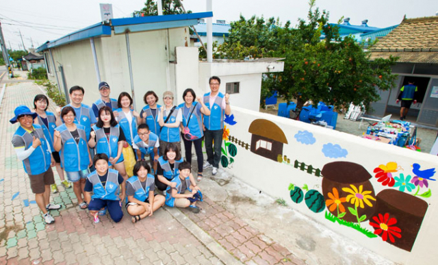 한국가스공사는 대구 대표 이전공공기관으로서 다양한 분야의 지역사회공헌활동을 펼치고 있다. 가스공사 임직원 가족의 봉사 모습. 한국가스공사 제공