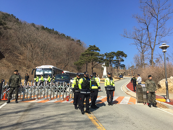 국방부는 28일 롯데와 주한미군 사드(THAAD·고고도 미사일방어체계) 부지 확보를 위한 땅 교환계약을 체결했다. 이날 오전 롯데 성주골프장 입구를 군과 경찰이 지키고 있다. 장성혁 기자.