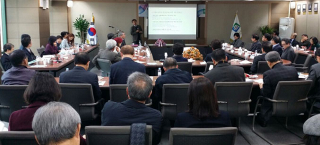 대구시민주간 기념세미나에서 엄창옥 경북대 경제통상학부 교수가 주제 발표를 하고 있다.