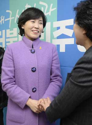 야권의 유력 대선후보인 더불어민주당 소속 이재명 성남시장의 부인 김혜경 씨가 28일 더불어민주당 대구시당을 방문해 당직자들과 인사를 나누고 있다. 우태욱 기자 woo@msnet.co.kr
