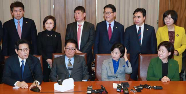 바른정당 정병국(앞줄 왼쪽) 대표가 28일 오전 국회 접견실에서 열린 야당 4+4회동에서 발언하고 있다. 연합뉴스