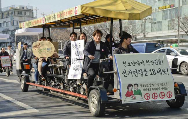 청소년교육문화공동체 반딧불이와 대구참여연대, 민주화를 위한 변호사의 모임 대구지부 등 시민사회단체들이 2월 28일 중구 국채보상로에서 선거 가능 연령을 만 18세로 낮출 것을 요구하는 캠페인을 벌이고 있다. 우태욱 기자 woo@msnet.co.kr