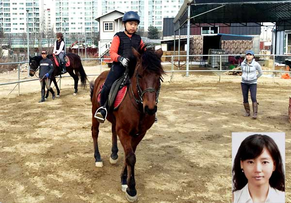 월드컵 승마클럽에서 승마를 즐기는 초등학생들. 성원준(앞쪽) 군이 방향을 전환하며 능숙하게 말을 다루고 있다. 오른쪽 아래 작은 사진은 이영애 교관. 권성훈 기자