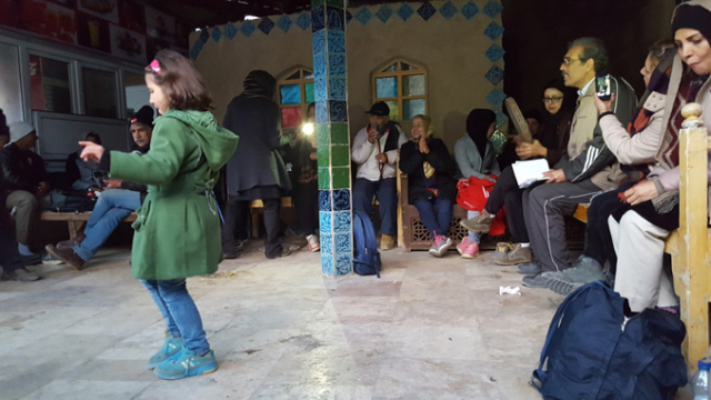 이스파한을 한눈에 내려다볼 수 있는 소페산. 정상에서 열린 조그마한 연주회에서 소녀가 춤을 추고 있다.
