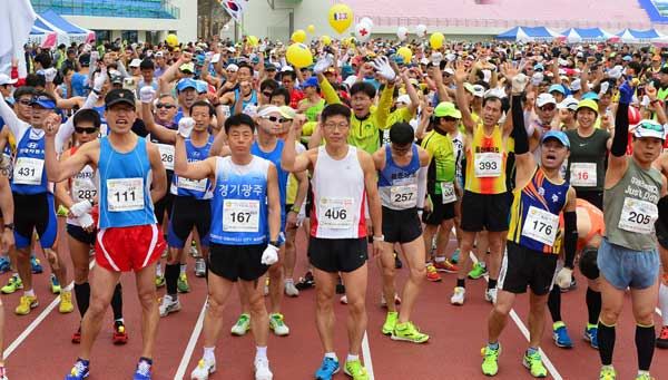 지난해 소백산마라톤대회에 참가한 달리미들이 출발 신호에 맞춰 힘차게 달려나가고 있다. 영주시 제공