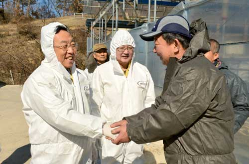 김관용 경북도지사가 구제역 예방백신 접종 현장을 둘러보고 있다. 경북도 제공