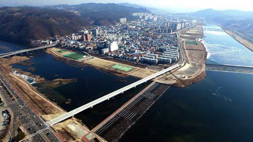 안동시 법흥동 우편집중국에서 낙동강을 가로질러 용상동(사진 위쪽)과 이어지는 낙천교(415m)가 3일 개통한다. 낙천교를 건너 반변천을 따라 용정교까지 전체 길이 1.7㎞의 도로가 뚫리면서 안동 원도심과 용상동 사이의 출퇴근길 교통 정체가 크게 줄어들고, 지역경제 활성화에도 도움을 줄 것으로 기대된다. 안동시 제공
