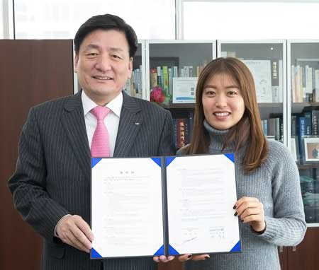 DGB대구은행 성무용 부행장과 장은비 프로가 스포츠 마케팅 레슨계약체결식을 하고 있다. 대구은행 제공