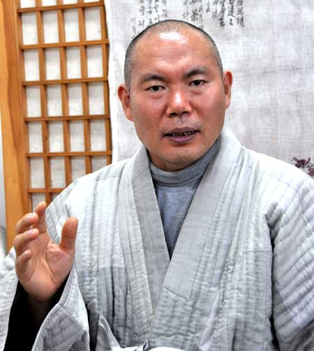 1,000일간 수행 정진 후 4년 만에 법문을 재개하는 한국불교대학 대관음사 회주 우학 스님