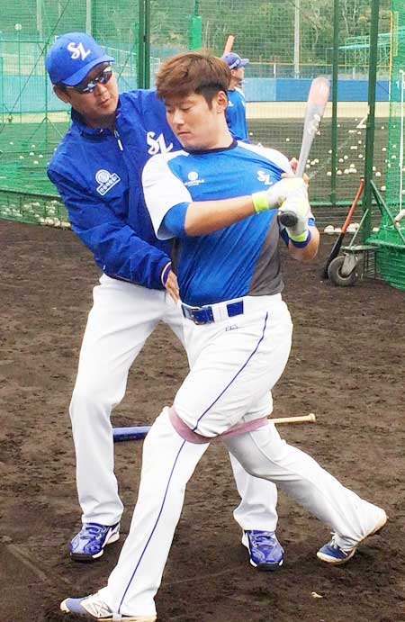 삼성 리이온즈의 이원석이 일본 오키나와에서 진행 중인 전지훈련에 참가, 하체의 중심을 유지한 상태에서 타격하는 훈련을 하고 있다. 채정민 기자