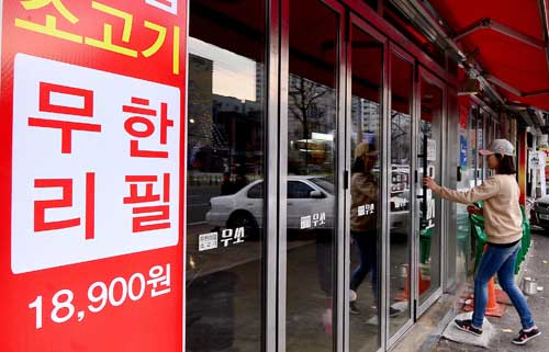 계속되는 경기불황으로 인해 적은 돈으로 음식을 마음껏 먹을 수 있는 무한리필 가게들이 늘어나고 있다. 2일 오후 대구 서구 한 소고기 무한리필 가게에 손님이 들어가고 있다. 김영진 기자 kyjmaeil@msnet.co.kr