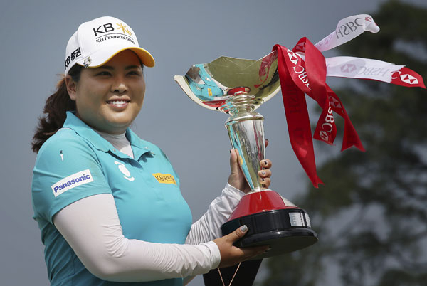박인비가 5일(현지시간) 싱가포르 센토사 골프장에서 열린 미국여자프로골프(LPGA) 투어 HSBC 위민스 챔피언스에서 우승, 트로피를 들고 포즈를 취하고 있다. 박인비는 이날 대회 나흘째 최종 4라운드에서 최종합계 19언더파 269타를 기록하며 2015년 11월 12일 로레나 오초아 인비테이셔널 우승 이후 16개월 만에 LPGA 정상에 올랐다. AP연합뉴스