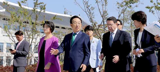 지난해 10월 16일 경북도청 신청사를 방문한 유엔세계관광기구(UNWTO) 탈렙 리파이 사무총장은 신청사에 대해 