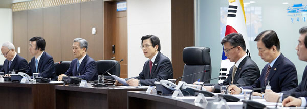 황교안 대통령 권한대행 국무총리(가운데)가 6일 청와대에서 열린 국가안전보장회의를 주재하고 있다. 2017.3.6 [청와대 제공=연합뉴스]