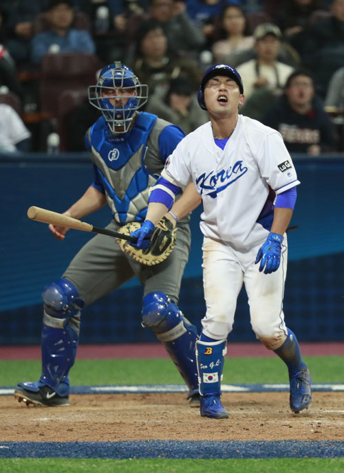 6일 오후 서울 구로구 고척스카이돔에서 열린 2017 월드베이스볼클래식(WBC) 개막전 대한민국과 이스라엘의 경기. 9회말 2사 1루에서 서건창이 자신의 타구가 파울이 되자 아쉬워하고 있다. 연합뉴스