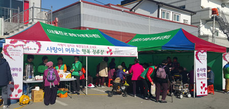 울진군 북면 흥부시장에서 오일장을 맞아 이웃들과 만남의 기쁨을 나누는 행복정류장 프로그램이 열리고 있다. 울진군 제공