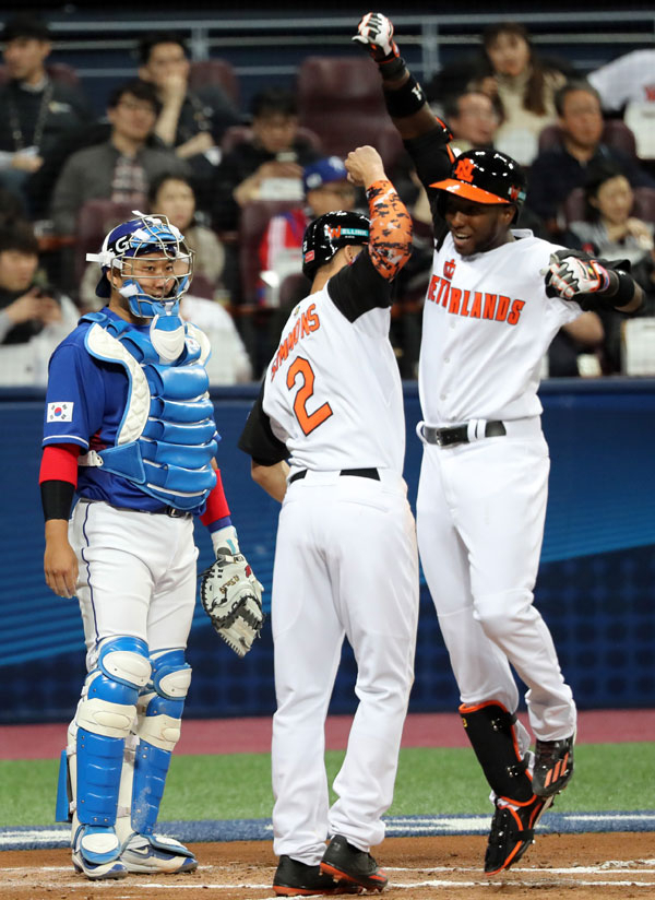 7일 서울 구로구 고척스카이돔에서 열린 2017 월드베이스볼클래식(WBC) 대한민국과 네덜란드의 경기. 1회말 한국 포수 김태군이 네덜란드의 프로파르가 홈런을 날리고 세리모니하는 장면을 지켜보고 있다. 연합뉴스