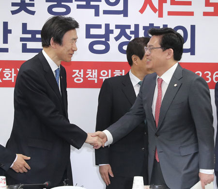 자유한국당 정우택 원내대표와 윤병세(왼쪽 세 번째) 외교부 장관이 7일 오전 국회에서 열린 북한 미사일 발사 및 중국의 사드 보복 관련 대응방안 논의 당정협의에 참석, 악수하고 있다. 연합뉴스
