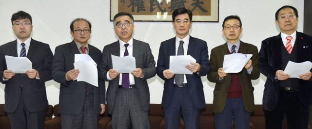 헌법재판소의 박근혜 대통령 탄핵심판 선고일이 임박한 가운데 7일 대구지방변호사회 이담(왼쪽 세 번째) 회장과 회원들이 헌법재판소 결정에 승복하자는 성명을 발표하고 있다. 성일권 기자 sungig@msnet.co.kr