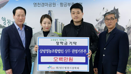 권영기(오른쪽 두 번째)